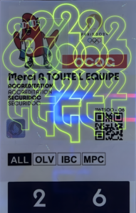 Voici des propositions pour texte alternatif (alt text) et légende (caption) adaptées à cette image d'une carte d'accréditation officielle des Jeux Olympiques de Paris 2024. 1. Texte alternatif (alt text) – descriptif et accessible Version recommandée (concise et précise pour le web / réseaux sociaux) : « Carte d'accréditation officielle Paris 2024 avec design fluo vert. Le mascotte Phryge olympique en rouge porte des lunettes et une écharpe, entourée de grands chiffres 2024 et 2023 en néon vert luminescent. Mention "Merci à toute l'équipe", logo COCOG, zones d'accès ALL - OLV - IBC - MPC, code QR, numéro 1167500-06 et SECURIDOC en filigrane fluorescent.