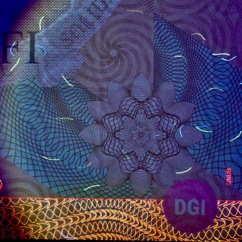 Vue rapprochée sous lumière UV d'un document sécurisé montrant des fibres fluorescentes, des motifs guillochés complexes et le marquage DGI.